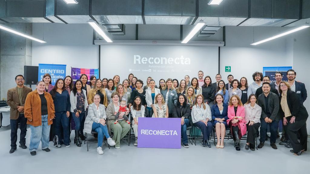 25 historias de valentía: mamás inician su retorno profesional en el Kick Off Académico de RECONECTA